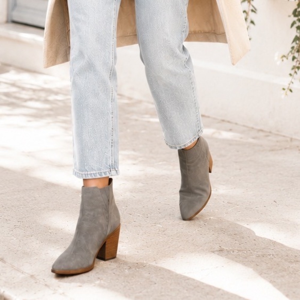 Marc Fisher LTD Gadri Gray Suede Leather Heeled Ankle Booties Womens 8.5 NWOT